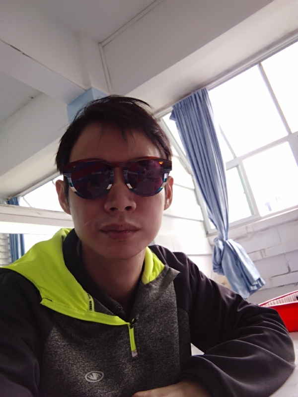 五华移民男的第一张照片--商丘相亲服务中心