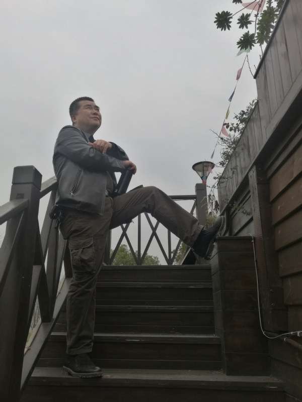 孤单背影的第一张照片--商丘相亲服务中心