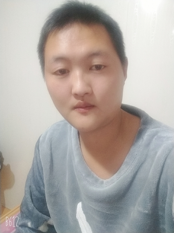烟圈里透着伤的第一张照片--商丘相亲服务中心