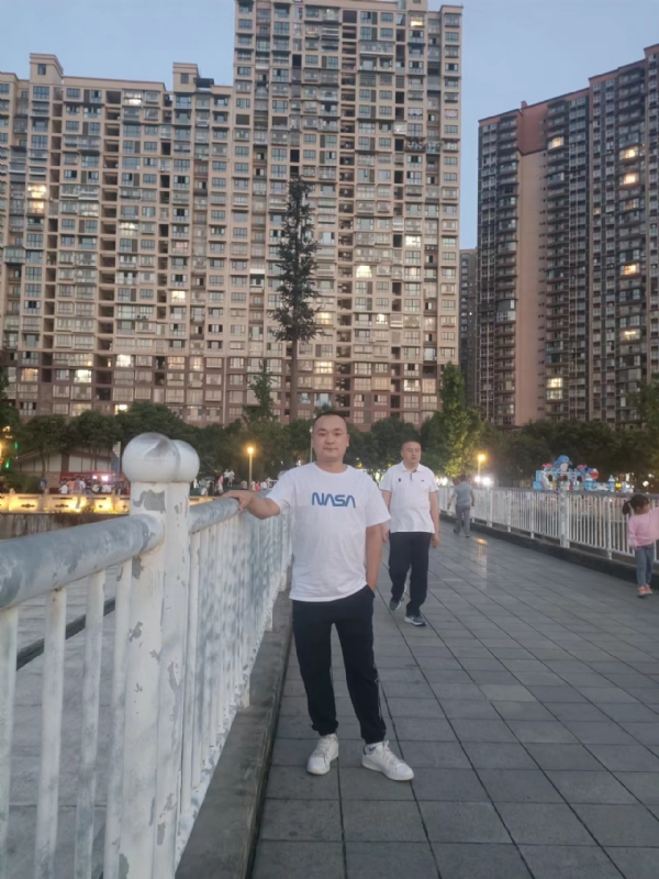 寂寞的男人的第一张照片--商丘相亲服务中心